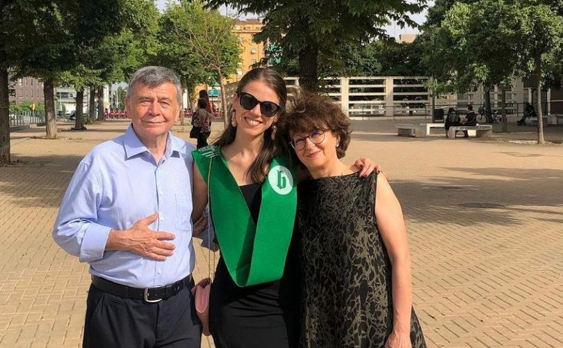 Mi foto de graduación con mis padres
